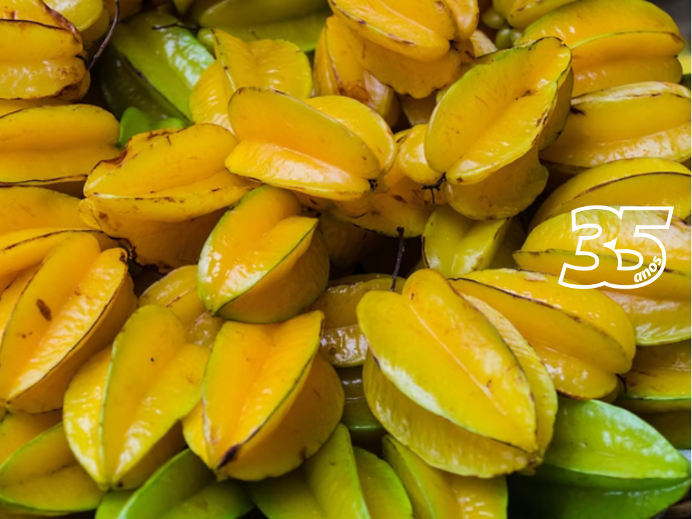 Com formato de estrela e sabor levemente ácido, a carambola é uma fruta tropical originária do Sudeste Asiático amplamente cultivada no Brasil.