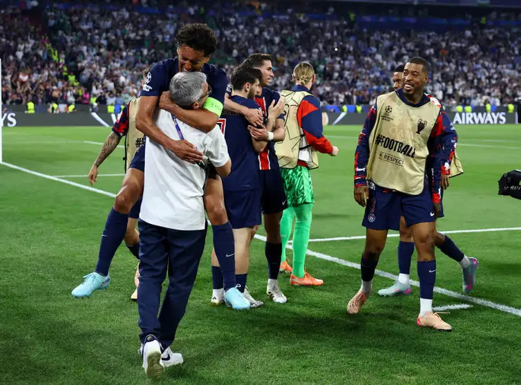 Soccer Football - Champions League - Final - Paris St Germain v Inter Milan - Allianz Arena, Munich, Germany - May 31, 2025
Paris St Germain's Khvicha Kvaratskhelia celebrates scoring their fourth goal with teammates REUTERS/Kai Pfaffenbach