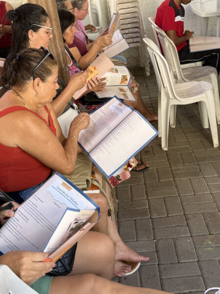 Usuarios Do Caps Folheando A Revista Pela Primeira Vez No Lancamento