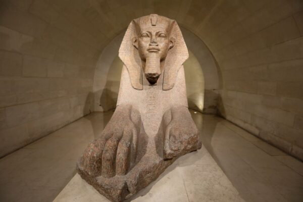 Museu Do Louvre A Grande Esfinge De Tanis