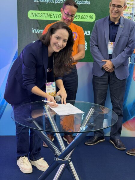 Assinatura Da Gerente Executiva De Inovacao E Tecnologia Do Senai Es Juliana Gavini Foto Divulgacao Senai Es